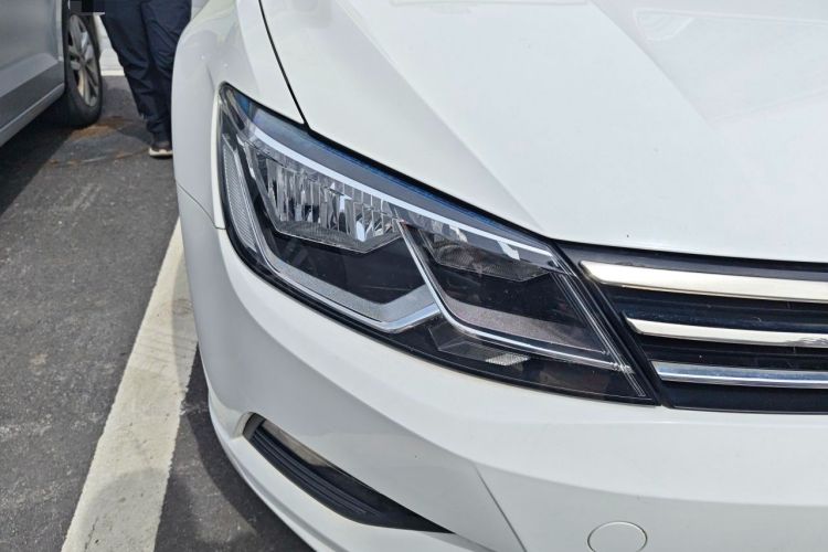 Used Volkswagen Lamando 2018 280TSI DSG Comfort Edition Right Front Headlight