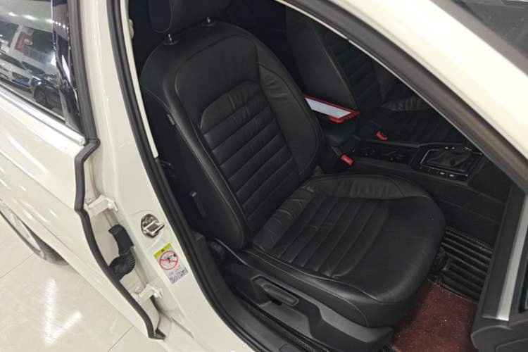 Used Volkswagen Lamando 2018 280TSI DSG Comfort Edition Right Front Seat
