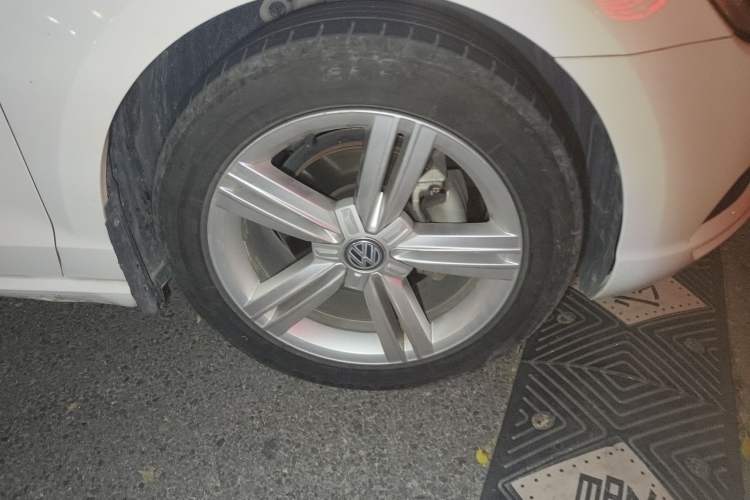 Used Volkswagen Lamando 2018 280TSI DSG Comfort Edition Right Front Wheel Hub