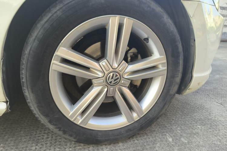 Used Volkswagen Lamando 2018 280TSI DSG Comfort Edition Right Front Wheel Hub
