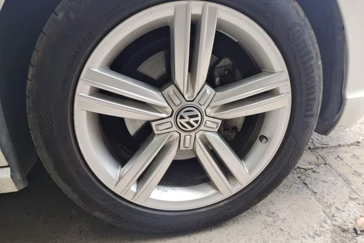 Used Volkswagen Lamando 2018 280TSI DSG Comfort Edition Right Front Wheel Hub