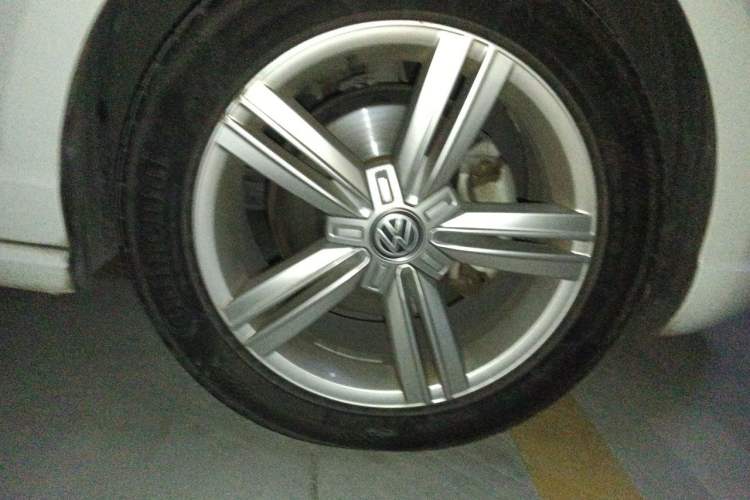 Used Volkswagen Lamando 2018 280TSI DSG Comfort Edition Right Front Wheel Hub