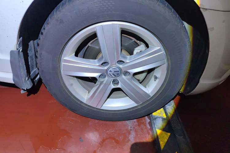 Used Volkswagen Lamando 2018 230TSI Manual Trend Edition Right Front Wheel Hub