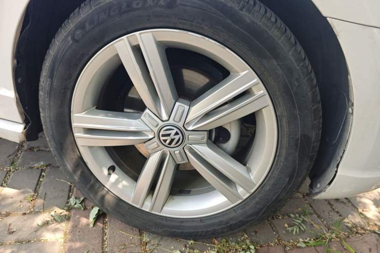 Used Volkswagen Lamando 2018 280TSI DSG Comfort Edition Right Front Wheel Hub