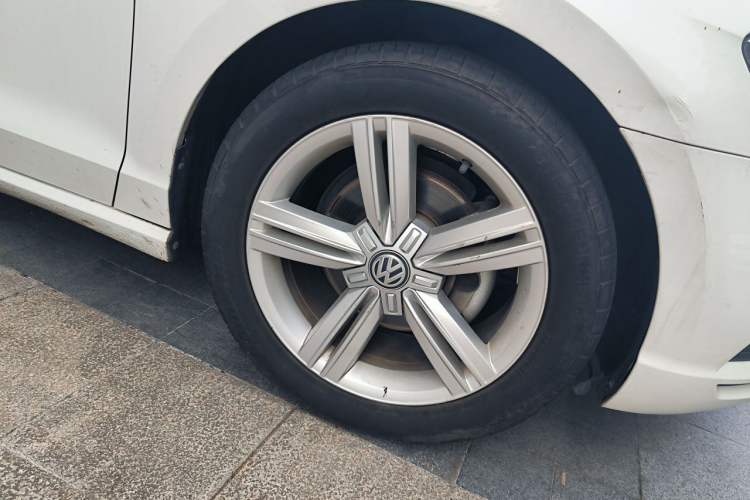 Used Volkswagen Lamando 2018 280TSI DSG Comfort Edition Right Front Wheel Hub