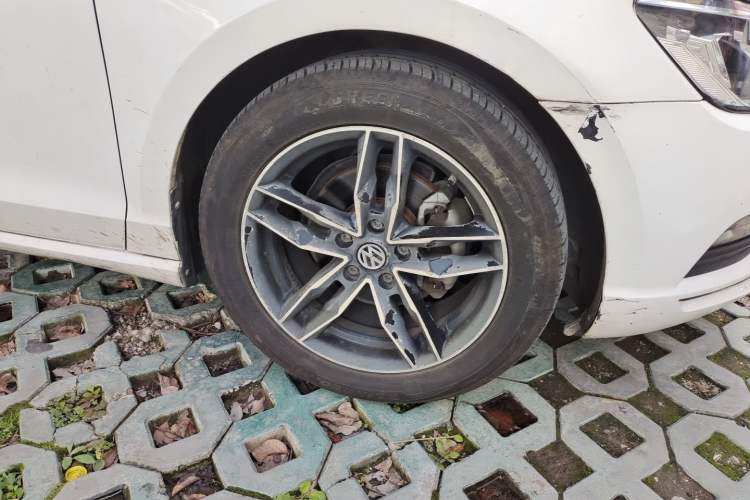 Used Volkswagen Lamando 2018 280TSI DSG Comfort Edition Right Front Wheel Hub