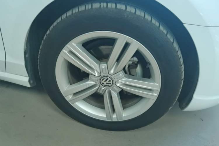 Used Volkswagen Lamando 2018 280TSI DSG Comfort Edition Right Front Wheel Hub