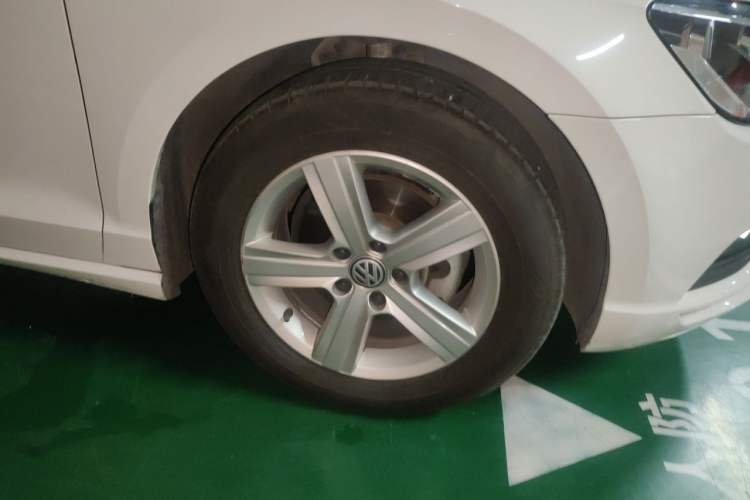 Used Volkswagen Lamando 2018 230TSI Manual Trend Edition Right Front Wheel Hub