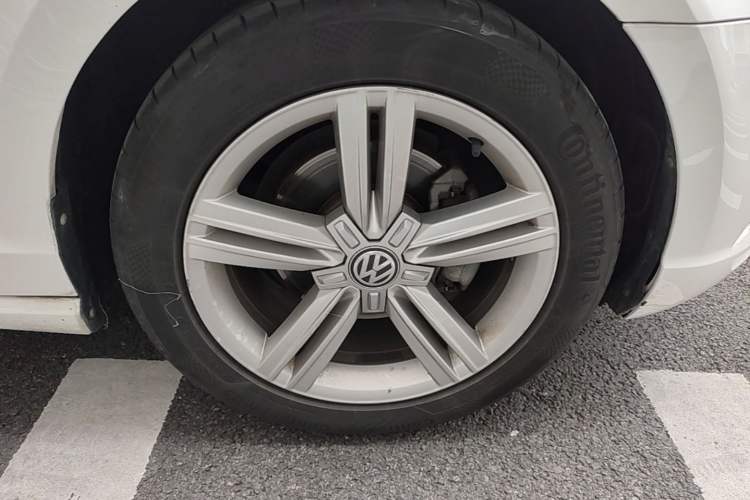 Used Volkswagen Lamando 2018 280TSI Manual Comfort Edition Right Front Wheel Hub