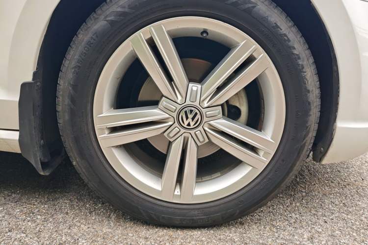 Used Volkswagen Lamando 2018 280TSI DSG Comfort Edition Right Front Wheel Hub