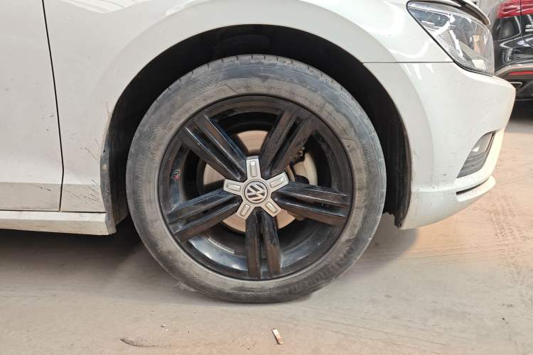 Used Volkswagen Lamando 2018 280TSI DSG Comfort Edition Right Front Wheel Hub