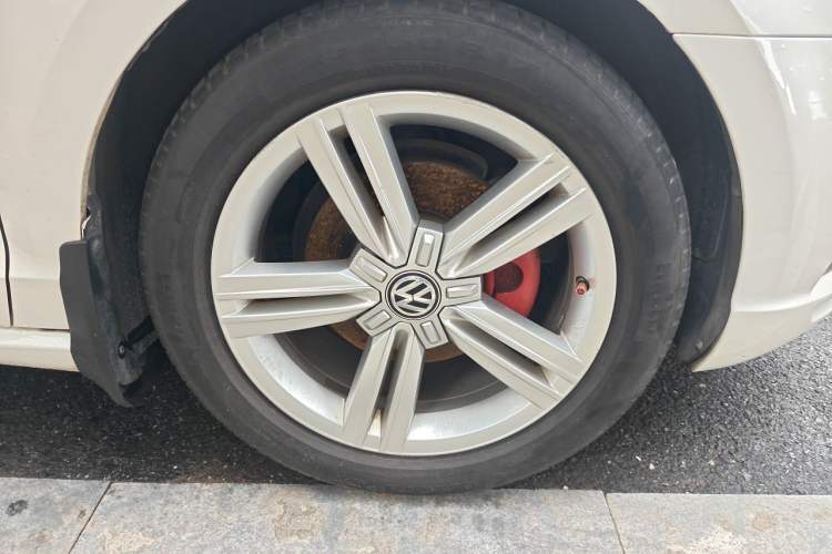Used Volkswagen Lamando 2018 280TSI DSG Comfort Edition Right Front Wheel Hub