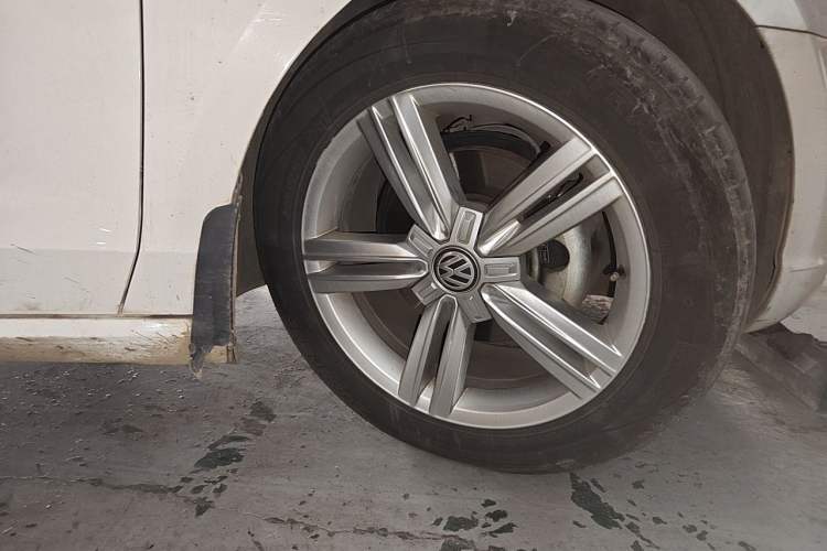 Used Volkswagen Lamando 2018 280TSI DSG Comfort Edition Right Front Wheel Hub