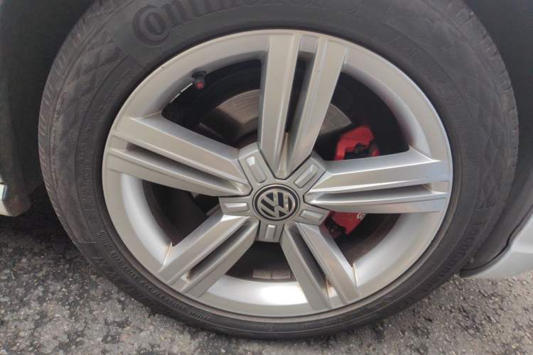 Used Volkswagen Lamando 2018 280TSI DSG Comfort Edition Right Front Wheel Hub