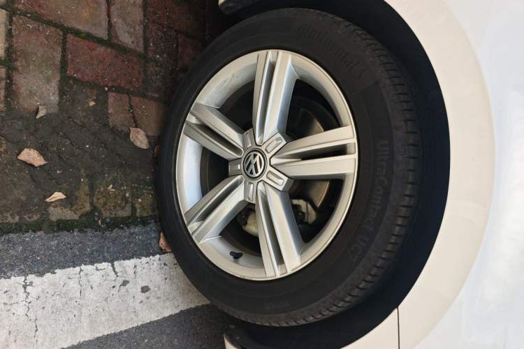Used Volkswagen Lamando 2018 280TSI DSG Comfort Edition Right Front Wheel Hub