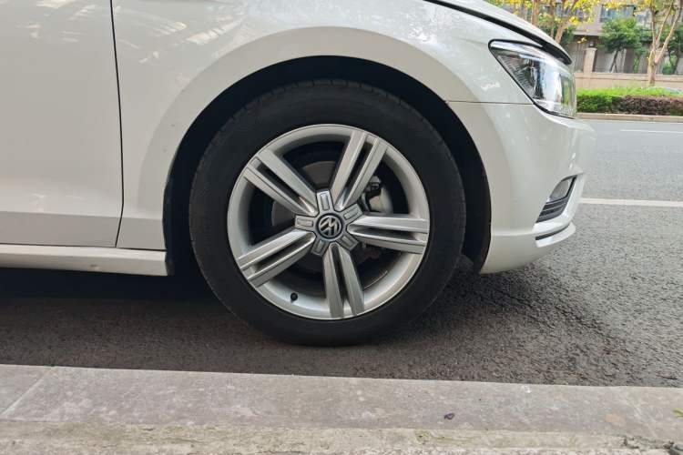 Used Volkswagen Lamando 2018 280TSI DSG Comfort Edition Right Front Wheel Hub