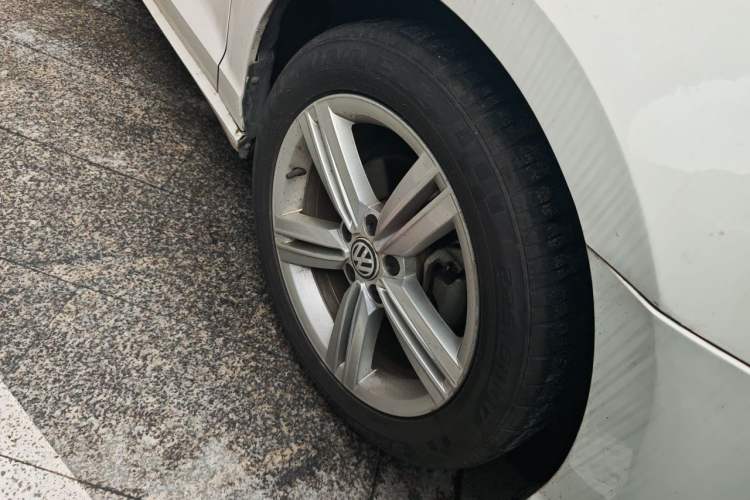 Used Volkswagen Lamando 2018 280TSI DSG Comfort Edition Right Front Wheel Hub