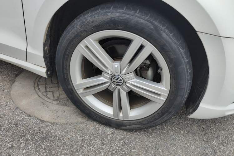 Used Volkswagen Lamando 2018 280TSI DSG Comfort Edition Right Front Wheel Hub