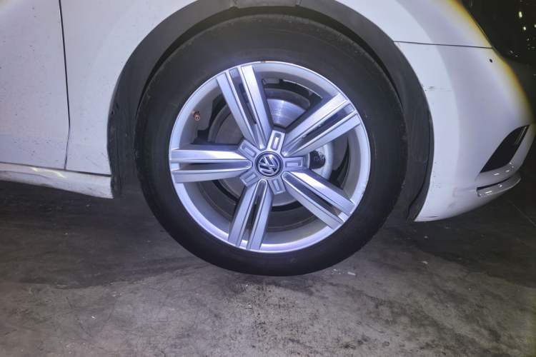 Used Volkswagen Lamando 2018 280TSI DSG Comfort Edition Right Front Wheel Hub