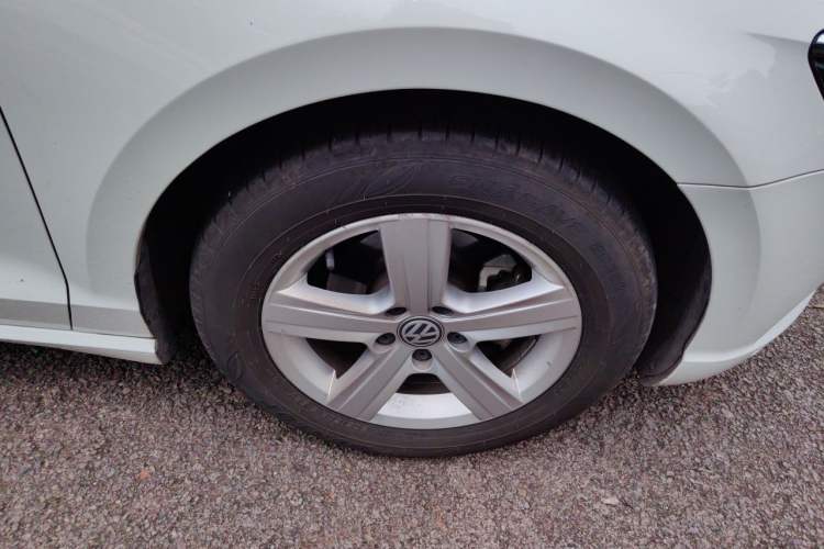 Used Volkswagen Lamando 2018 230TSI Manual Trend Edition Right Front Wheel Hub