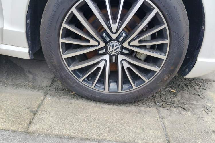 Used Volkswagen Lamando 2018 330TSI DSG Luxury Edition Right Front Wheel Hub