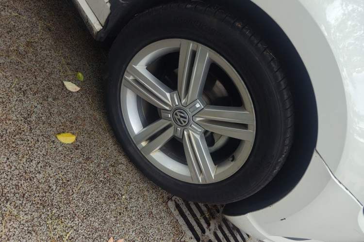 Used Volkswagen Lamando 2018 280TSI DSG Comfort Edition Right Front Wheel Hub