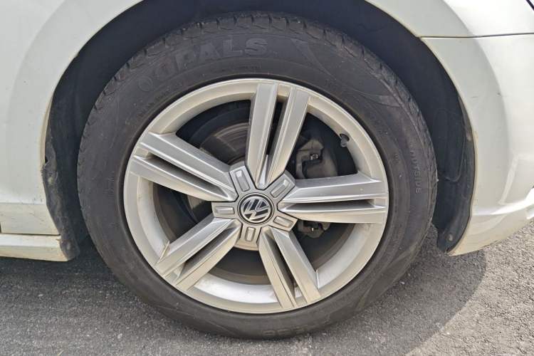 Used Volkswagen Lamando 2018 280TSI DSG Comfort Edition Right Front Wheel Hub