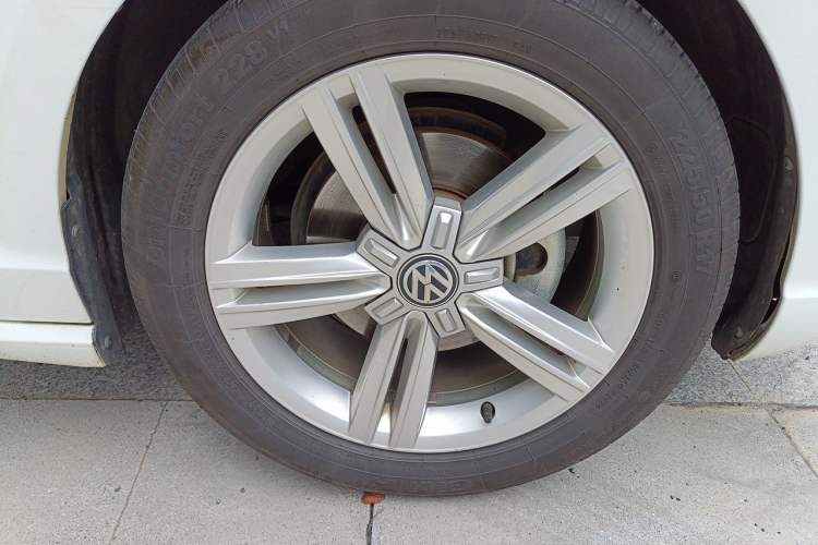 Used Volkswagen Lamando 2018 280TSI DSG Comfort Edition Right Front Wheel Hub