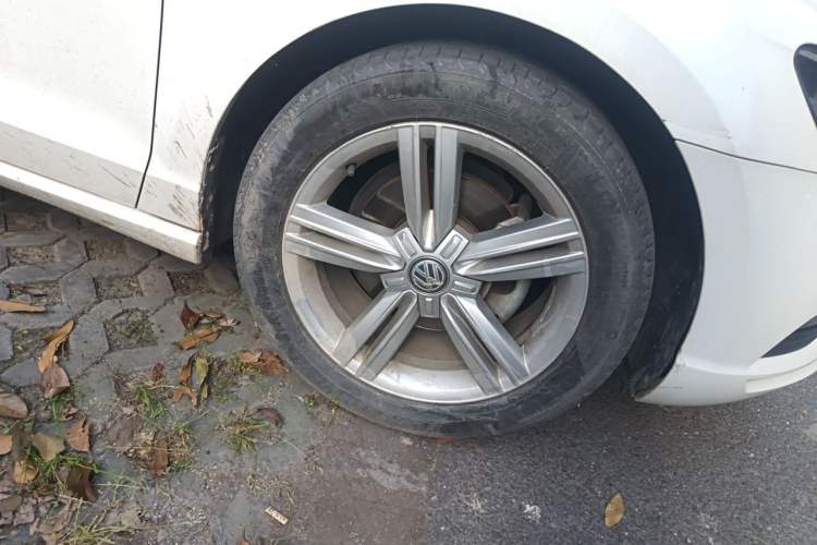Used Volkswagen Lamando 2018 280TSI DSG Comfort Edition Right Front Wheel Hub