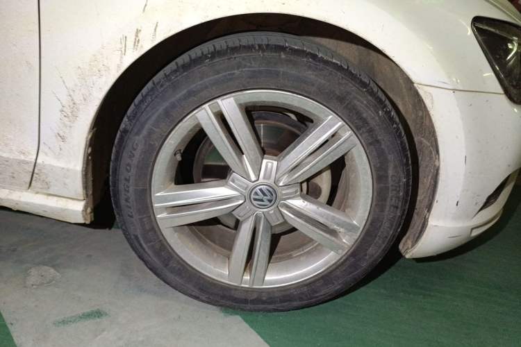 Used Volkswagen Lamando 2018 280TSI DSG Comfort Edition Right Front Wheel Hub