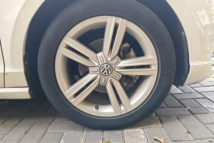 Used Volkswagen Lamando 2018 280TSI DSG Comfort Edition Right Front Wheel Hub