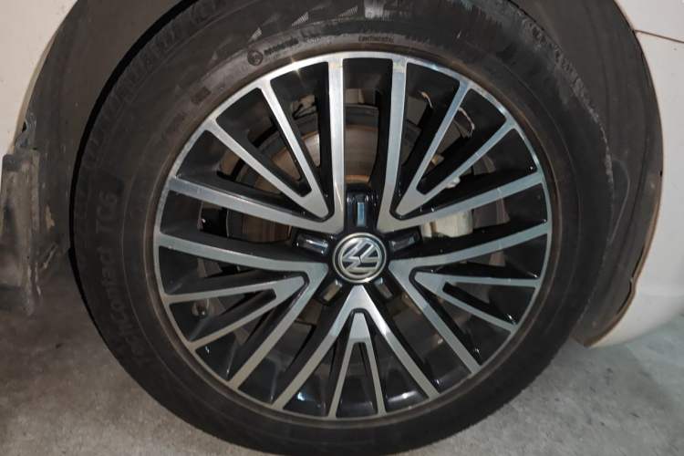 Used Volkswagen Lamando 2018 280TSI DSG Luxury Edition Right Front Wheel Hub