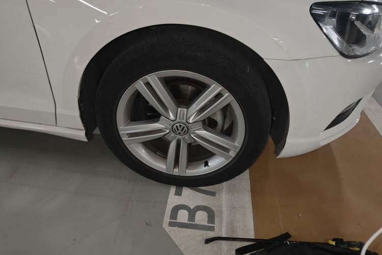 Used Volkswagen Lamando 2018 280TSI DSG Comfort Edition Right Front Wheel Hub