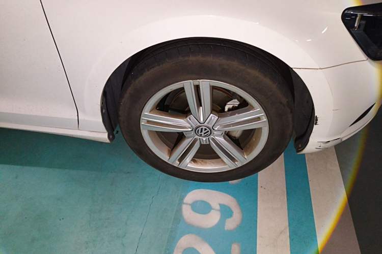 Used Volkswagen Lamando 2018 280TSI DSG Comfort Edition Right Front Wheel Hub