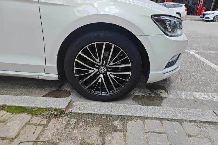 Used Volkswagen Lamando 2018 280TSI DSG Luxury Edition Right Front Wheel Hub