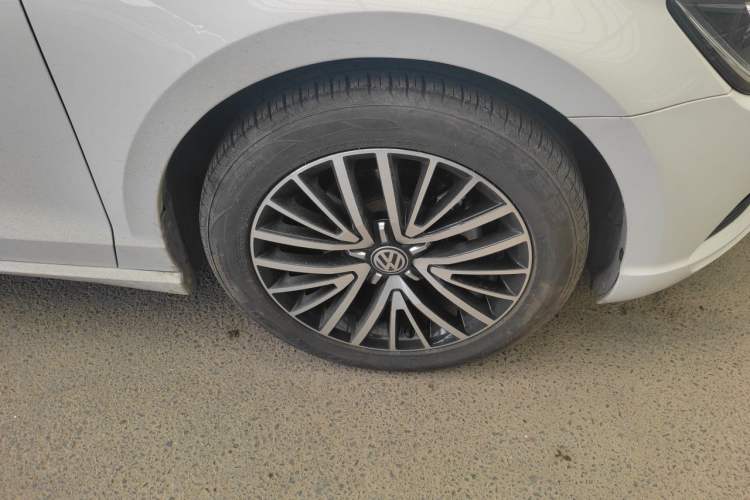 Used Volkswagen Lamando 2018 280TSI DSG Luxury Edition Right Front Wheel Hub