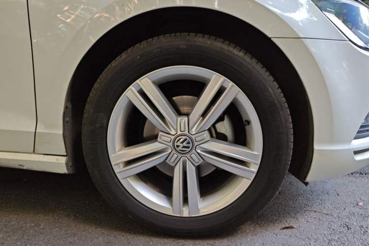 Used Volkswagen Lamando 2018 280TSI DSG Comfort Edition Right Front Wheel Hub