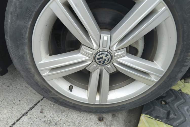 Used Volkswagen Lamando 2018 280TSI DSG Comfort Edition Right Front Wheel Hub