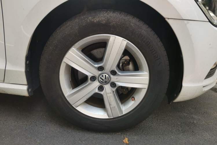 Used Volkswagen Lamando 2018 230TSI Manual Trend Edition Right Front Wheel Hub