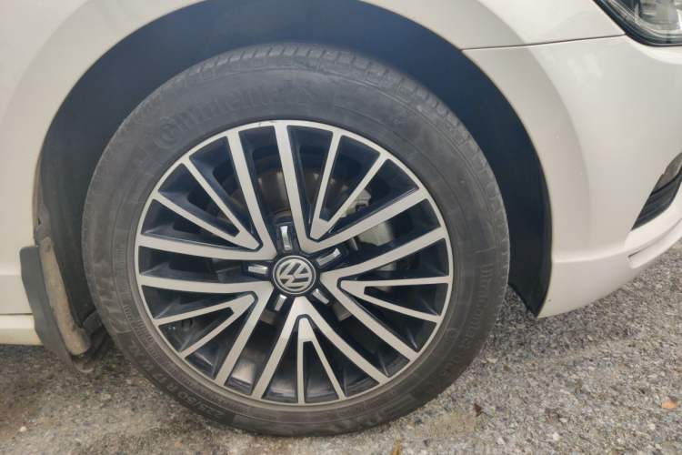 Used Volkswagen Lamando 2018 280TSI DSG Luxury Edition Right Front Wheel Hub
