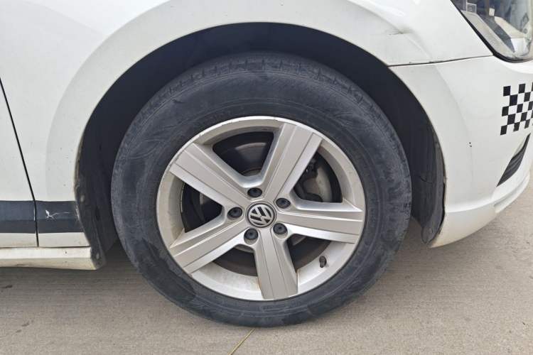 Used Volkswagen Lamando 2018 230TSI Manual Trend Edition Right Front Wheel Hub