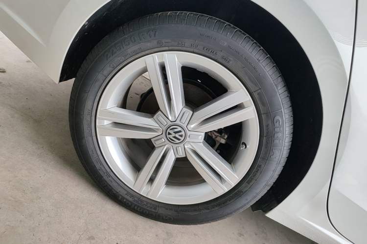 Used Volkswagen Lamando 2018 280TSI DSG Comfort Edition Right Rear Wheel Hub