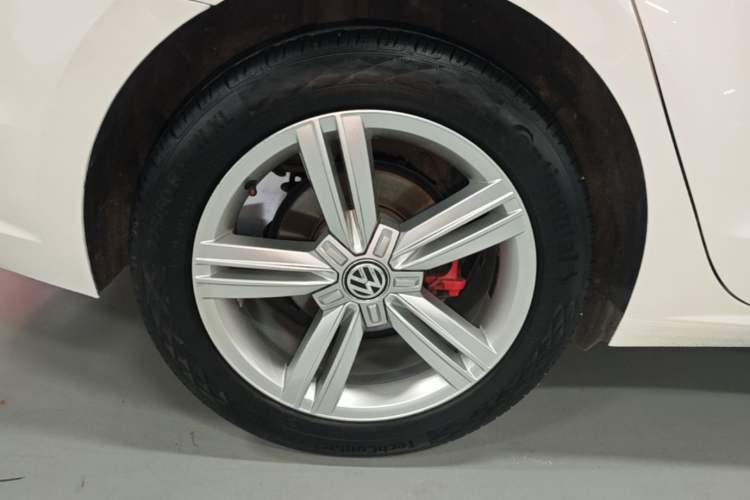 Used Volkswagen Lamando 2018 280TSI DSG Comfort Edition Right Rear Wheel Hub