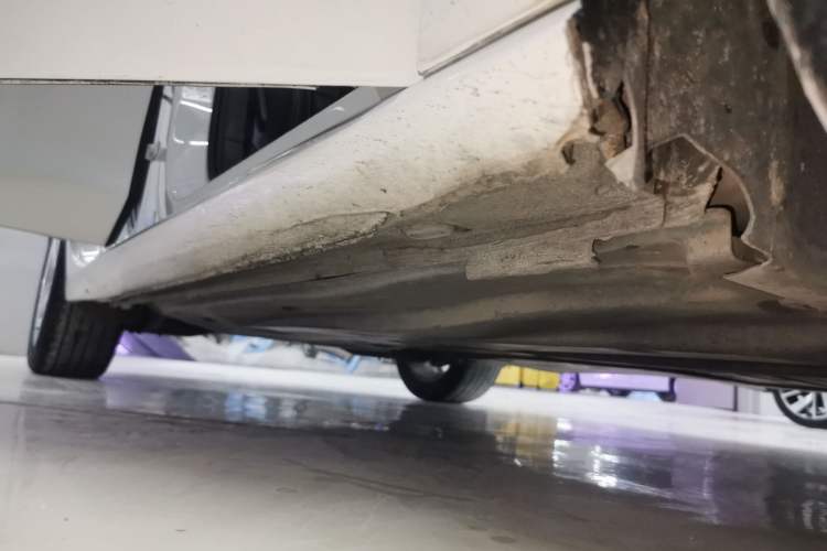 Used Volkswagen Lamando 2018 280TSI DSG Comfort Edition Right Side Sill