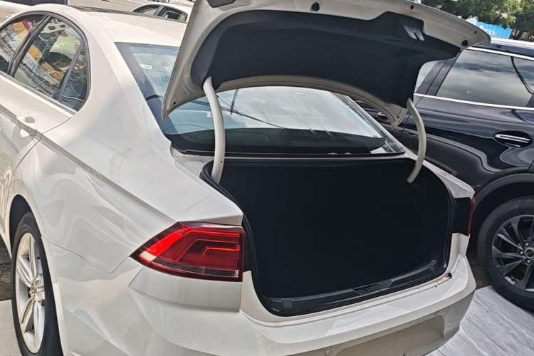 Used Volkswagen Lamando 2018 280TSI DSG Comfort Edition Trunk