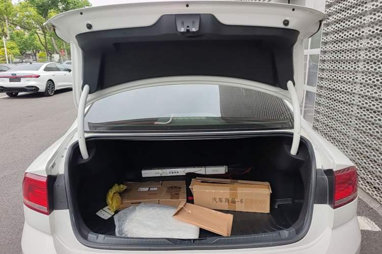 Used Volkswagen Lamando 2018 280TSI Manual Comfort Edition Trunk
