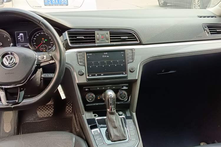Used Volkswagen Lamando 2018 280TSI DSG Comfort Edition Audio And AC Panel