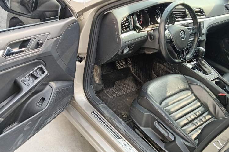 Used Volkswagen Lamando 2018 280TSI DSG Comfort Edition Driver Seat
