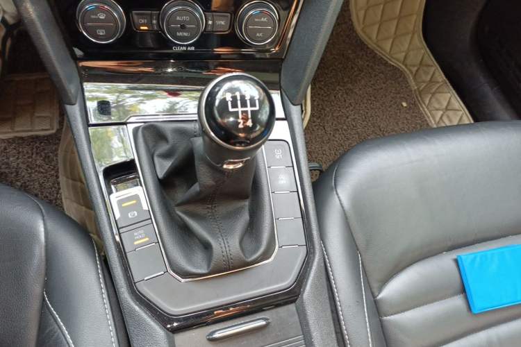 Used Volkswagen Lamando 2018 280TSI Manual Comfort Edition Gear Lever