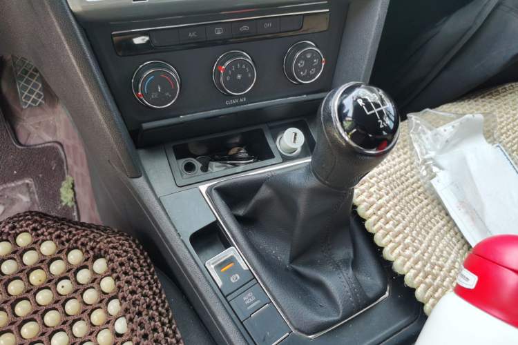 Used Volkswagen Lamando 2018 230TSI Manual Trend Edition Gear Lever